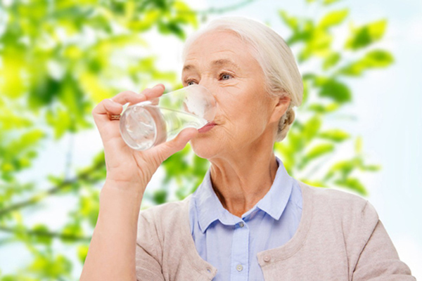 Người cao tuổi cần bổ sung nước đầy đủ cho cơ thể