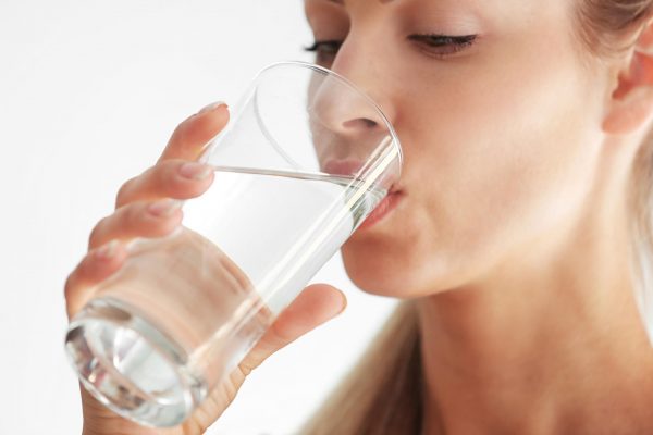 4 thói quen uống nước gây hại cho sức khỏe